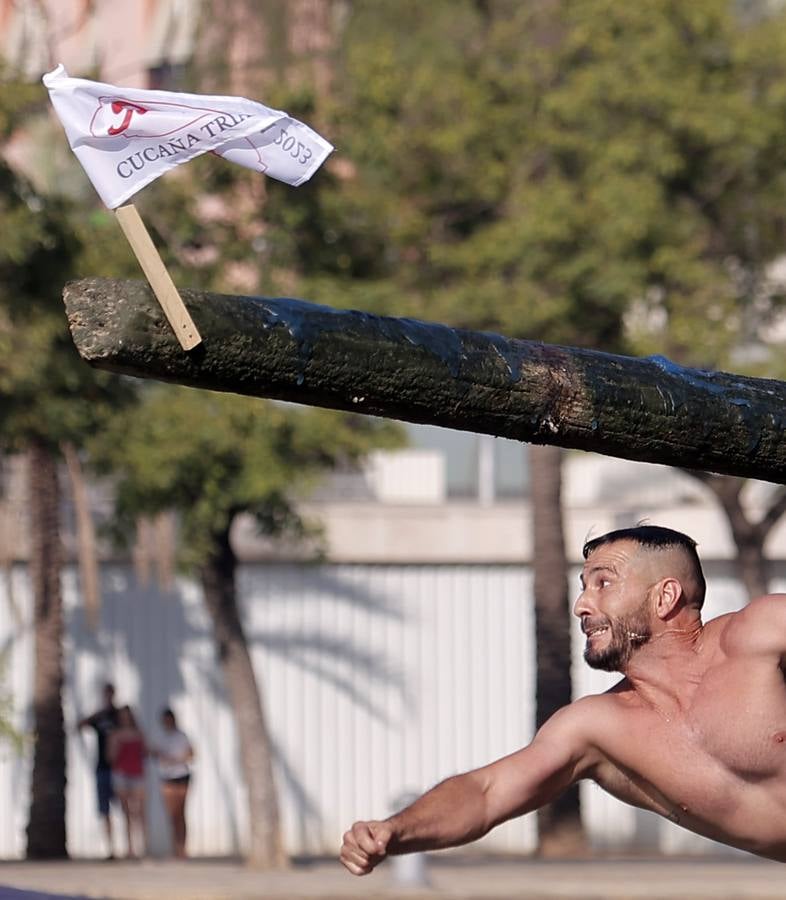 Tradicional cucaña de la Velá de Santa Ana en el barrio de Triana 