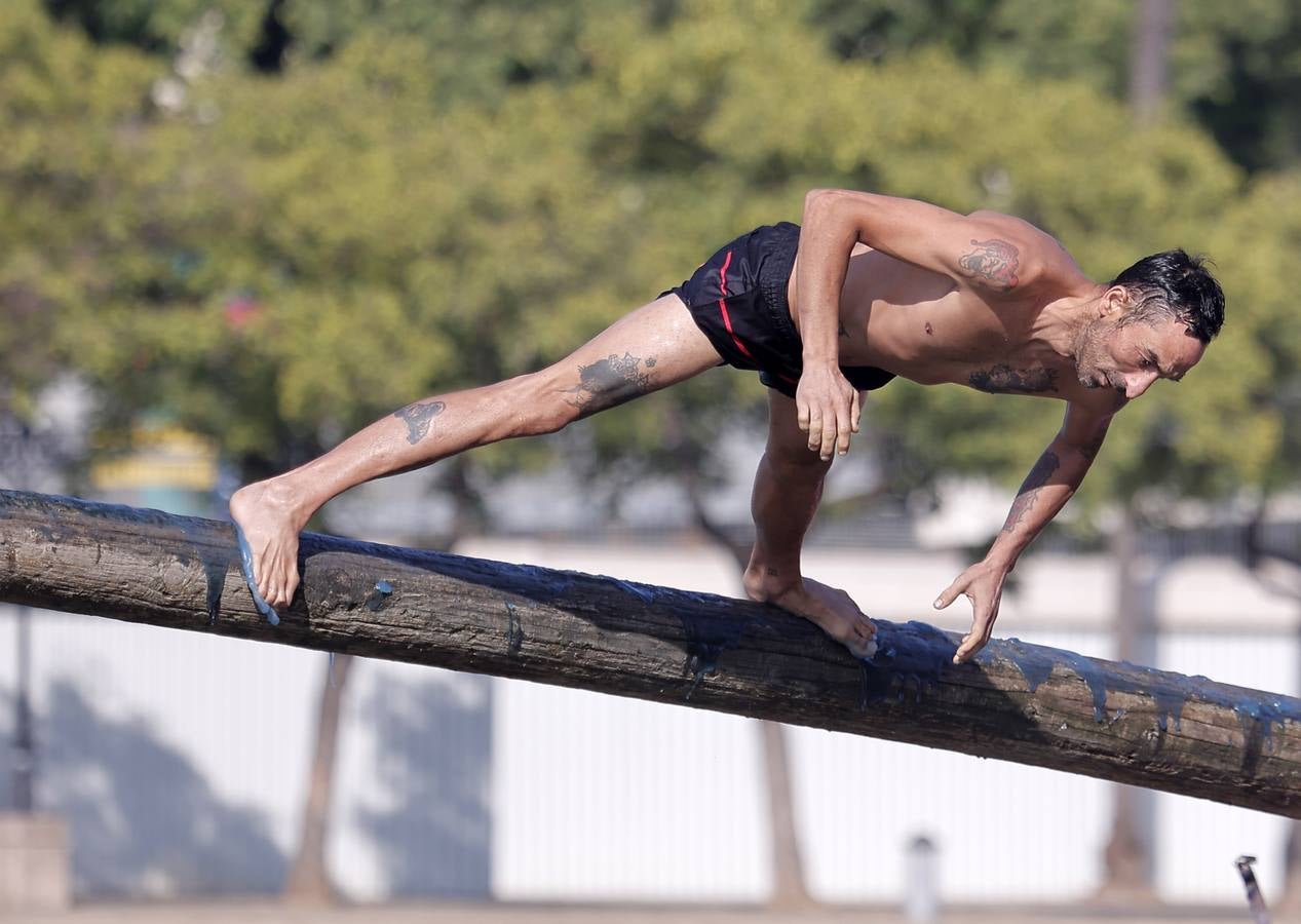 Tradicional cucaña de la Velá de Santa Ana en el barrio de Triana 