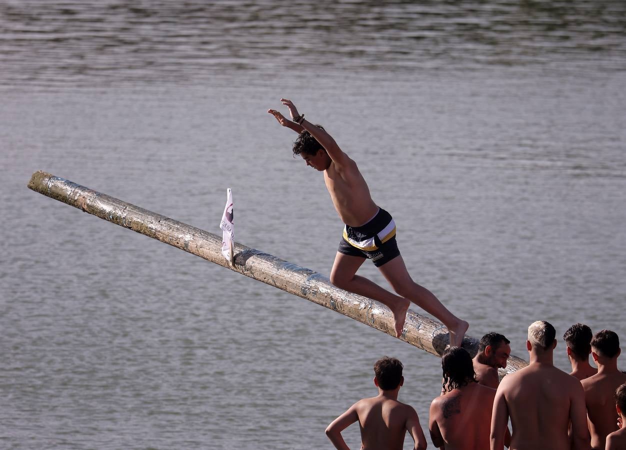Tradicional cucaña de la Velá de Santa Ana en el barrio de Triana 