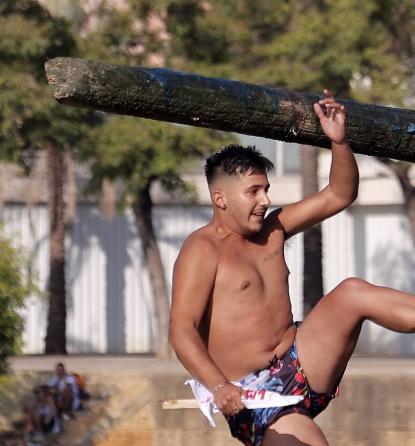 Tradicional cucaña de la Velá de Santa Ana en el barrio de Triana 