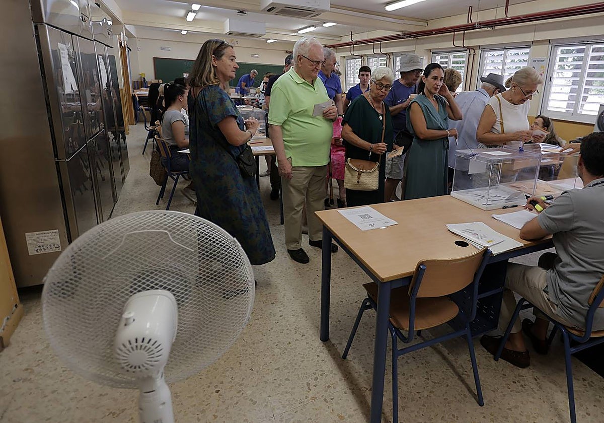 Ambiente electoral en los colegios de Sevilla durante la jornada del 23J
