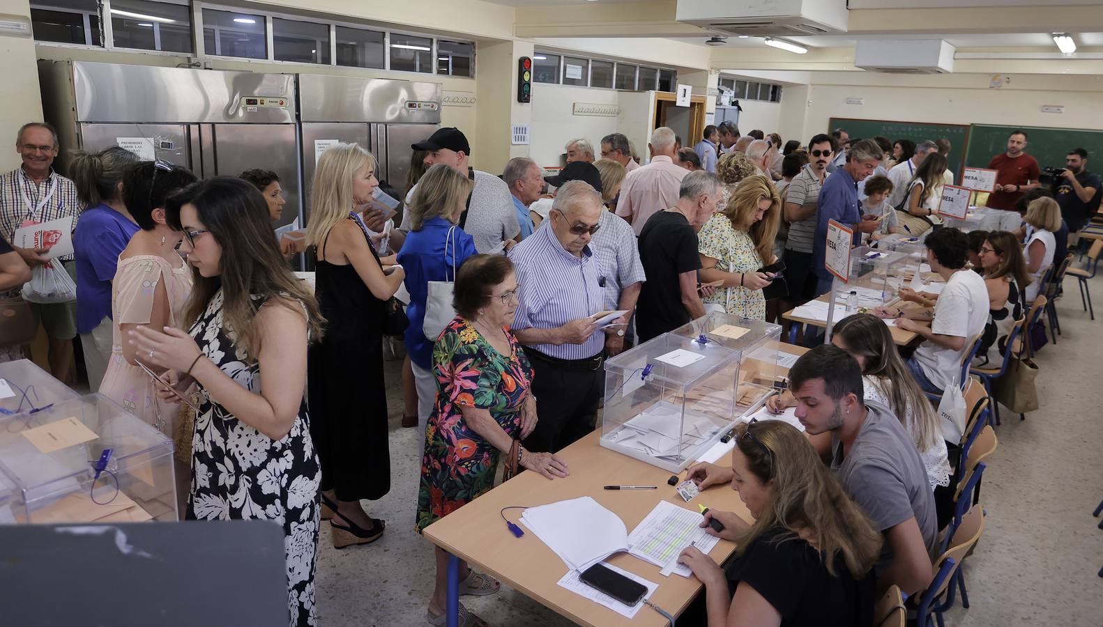 Ambiente electoral en los colegios de Sevilla durante la jornada del 23J