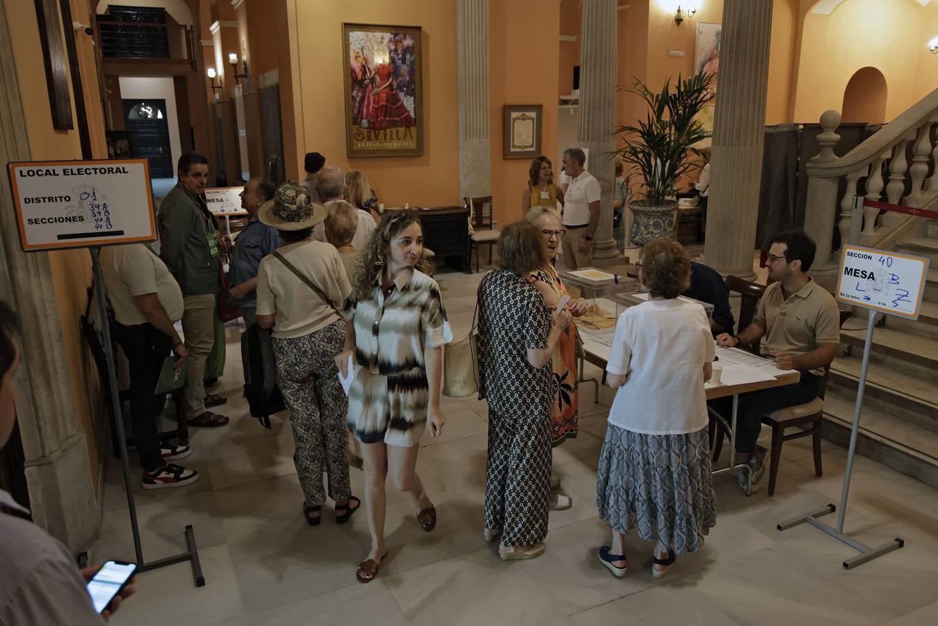 Ambiente electoral en los colegios de Sevilla durante la jornada del 23J