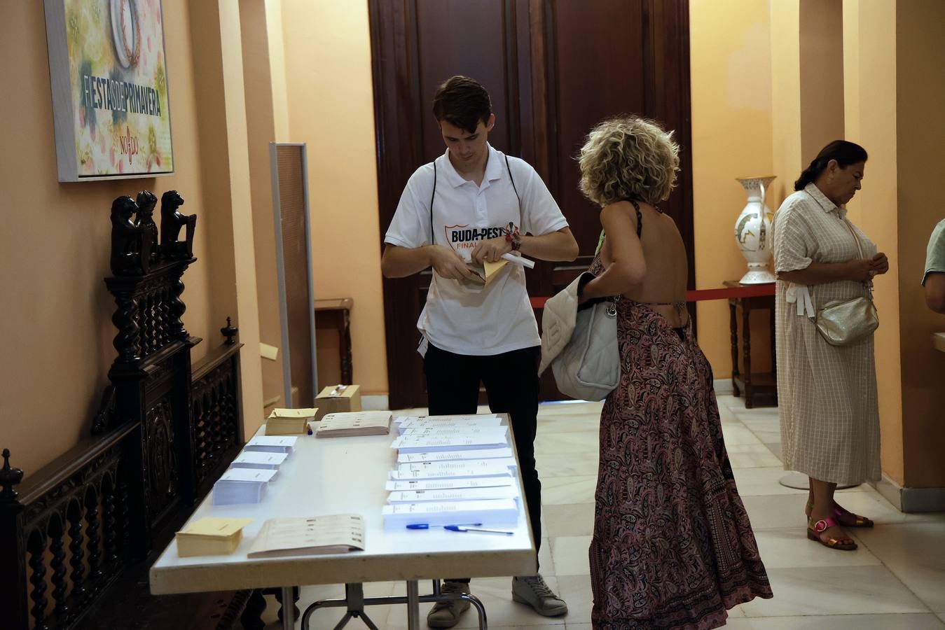 Ambiente electoral en los colegios de Sevilla durante la jornada del 23J