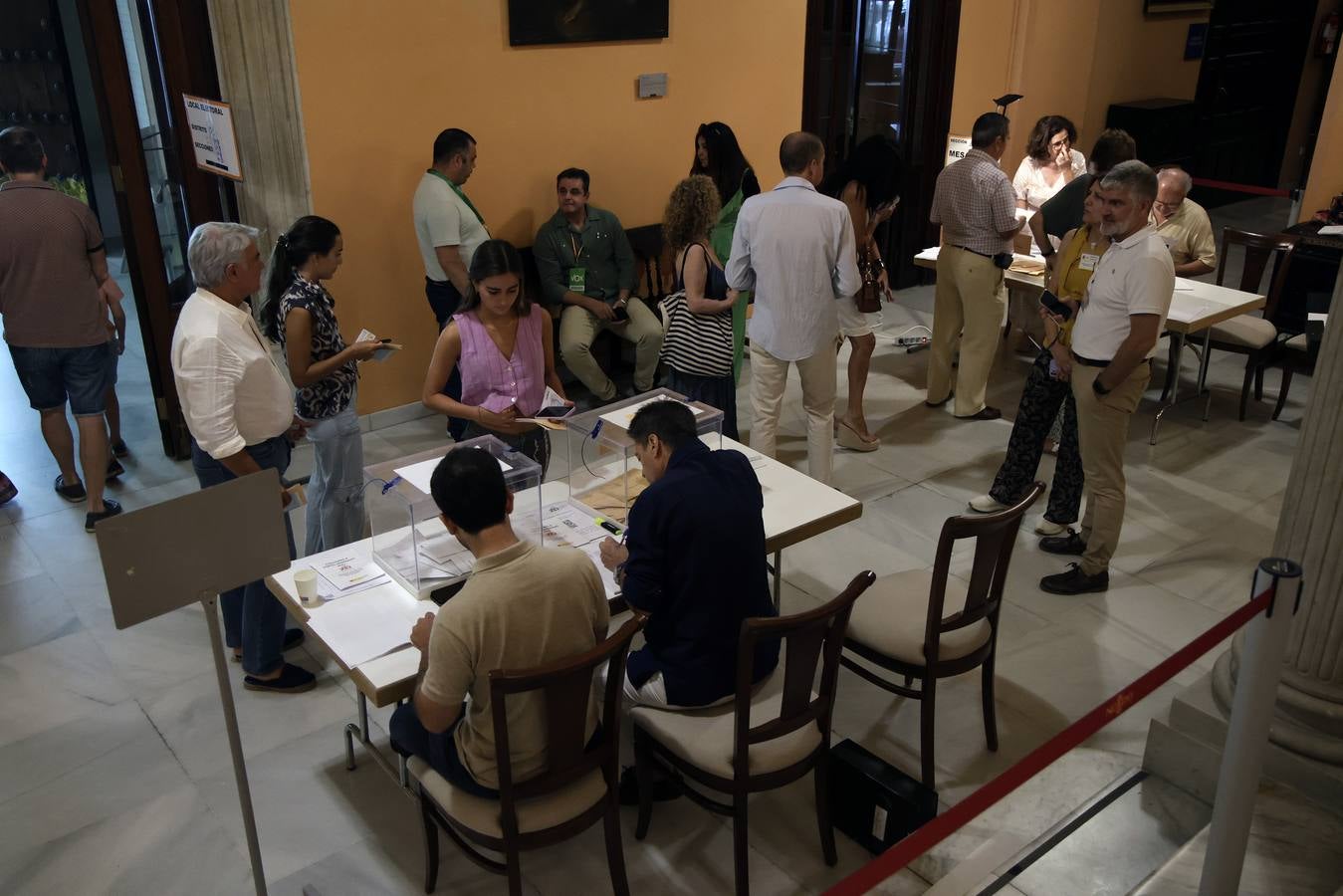 Ambiente electoral en los colegios de Sevilla durante la jornada del 23J