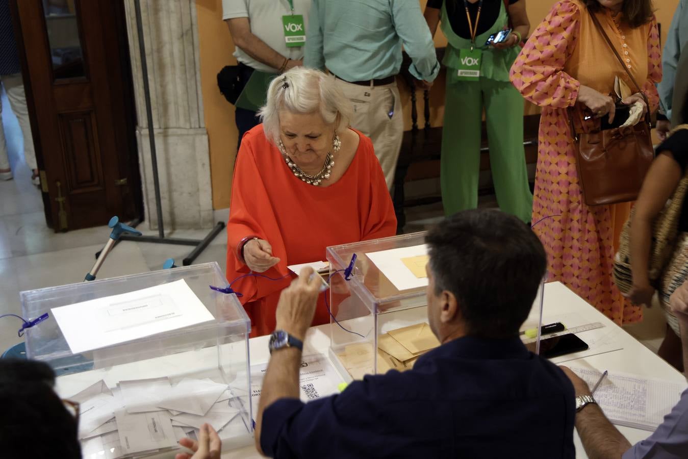 Ambiente electoral en los colegios de Sevilla durante la jornada del 23J