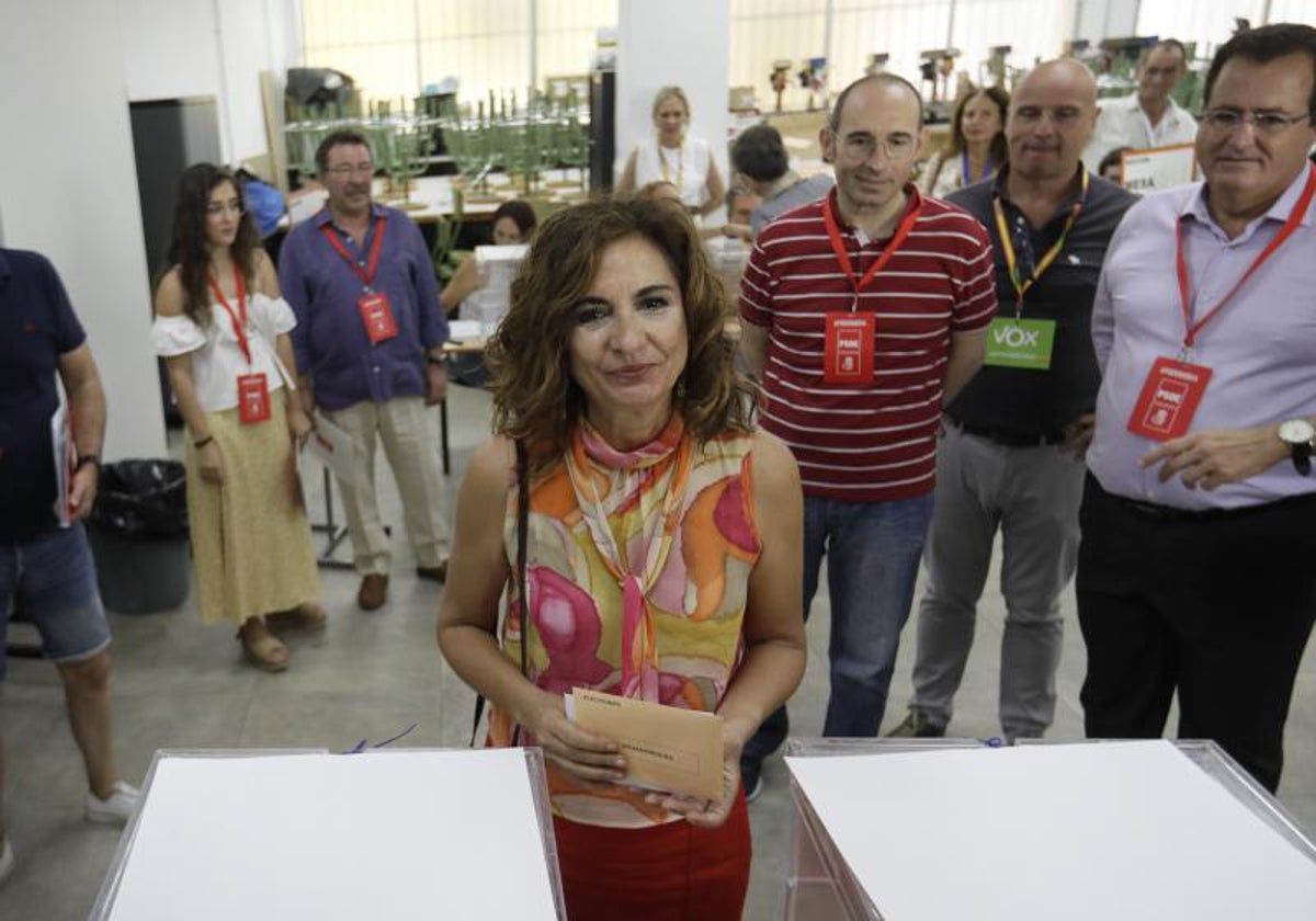 María Jesús Montero, número uno del PSOE por sevilla votando