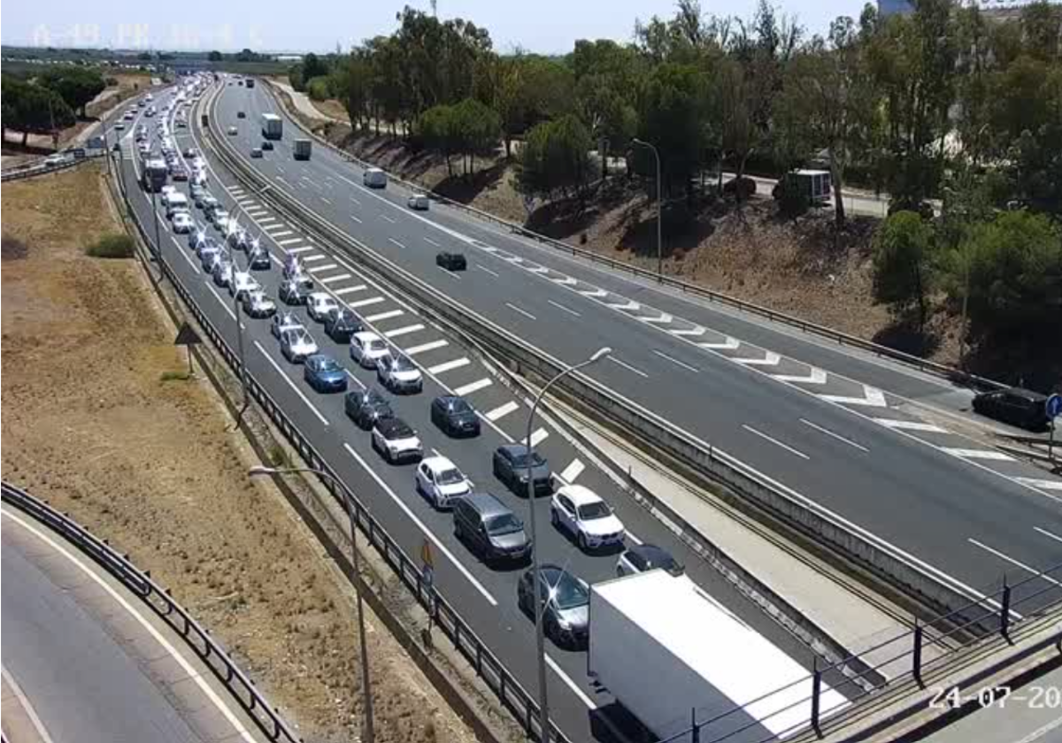 Una imagen tomada este lunes por la DGT en la A-49 hacia Huelva