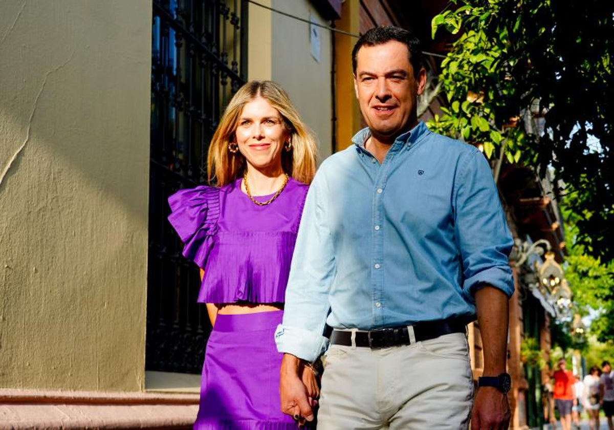 Moreno llegaba ayer junto a su mujer a la sede del PP antes de conocerse el resultado electoral del 23J