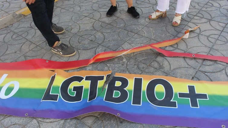 El Ayuntamiento de Espartinas condena el «destrozo» de una lona arcoíris LGTBI