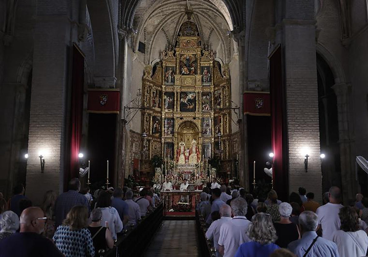 Aspecto de la parroquia de Santa Ana durante la misa de los abuelos