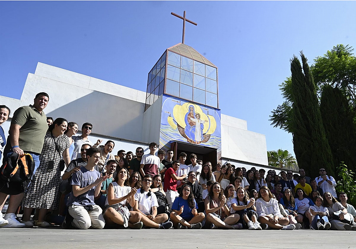 Foto de familia de los jóvenes que han partido este miércoles desde los Bermejales