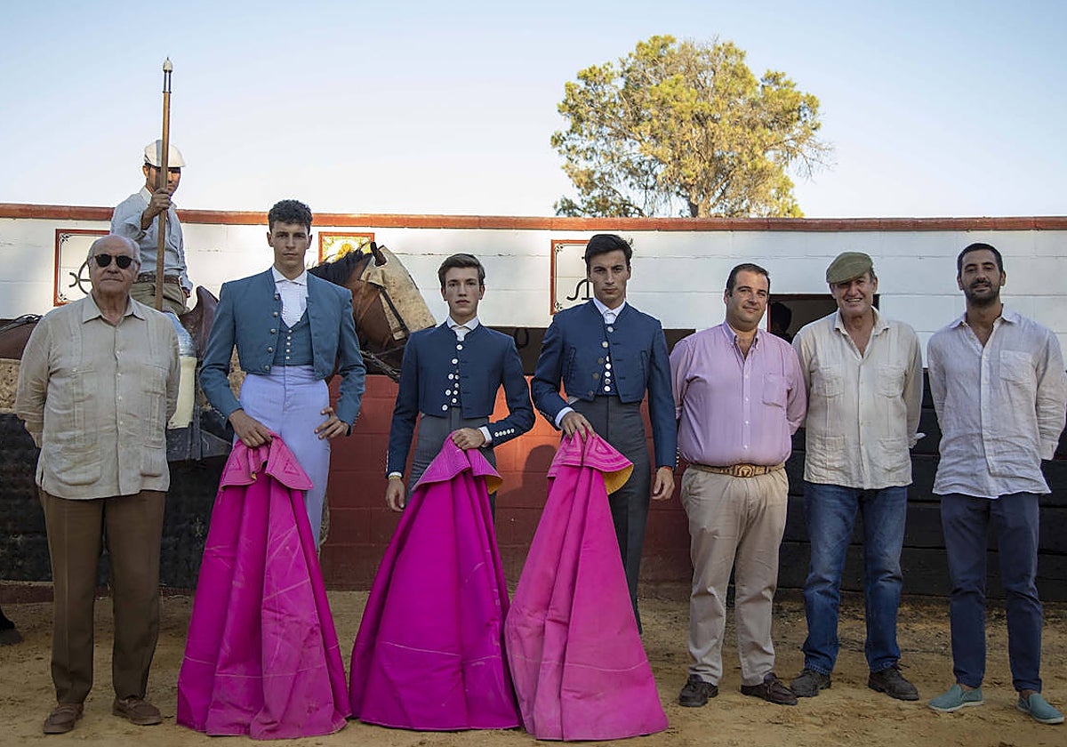 Los novilleros estuvieron acompañados por los empresarios de la Plaza de Toros de Sevilla