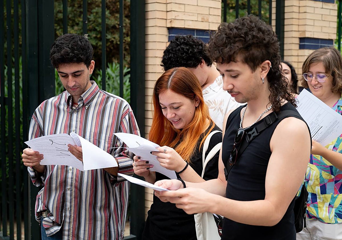 Colas durante la primera jornada de casting para la serie '1992'
