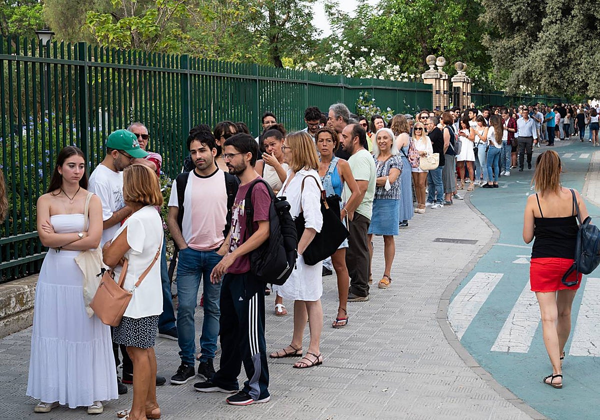 Cola del casting en Sevilla para la nueva serie de Álex de la Iglesia '1992'