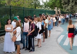 La cola del casting en Sevilla para la serie '1992' de Álex de la Iglesia desborda el Parque de los Príncipes