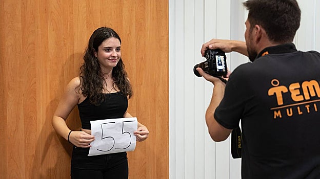 Momento en el que le sacan las fotos a una de las participantes del casting