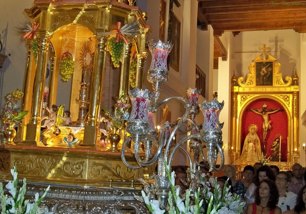 La custodia de Salteras ante los titulares de la Vera Cruz de la localidad