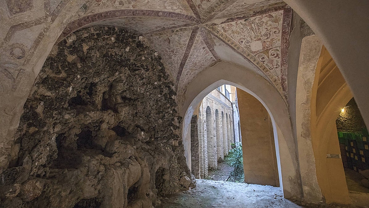 La fuente en desuso que está situada al final de los Baños de María de Padilla y el trozo de patio almohade que se conserva bajo el del Crucero