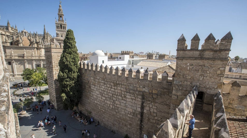 El paseo de ronda de la muralla del Alcázar y la vista desde la torre del León