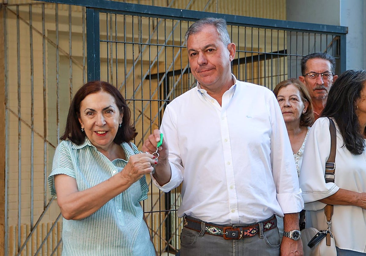 El alcalde de Sevilla, José Luis Sanz, junto con los vecinos
