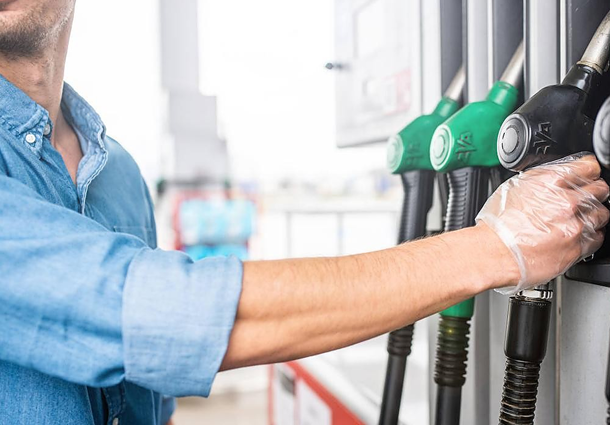 Una hombre reposta el depósito de su coche en una gasolinera