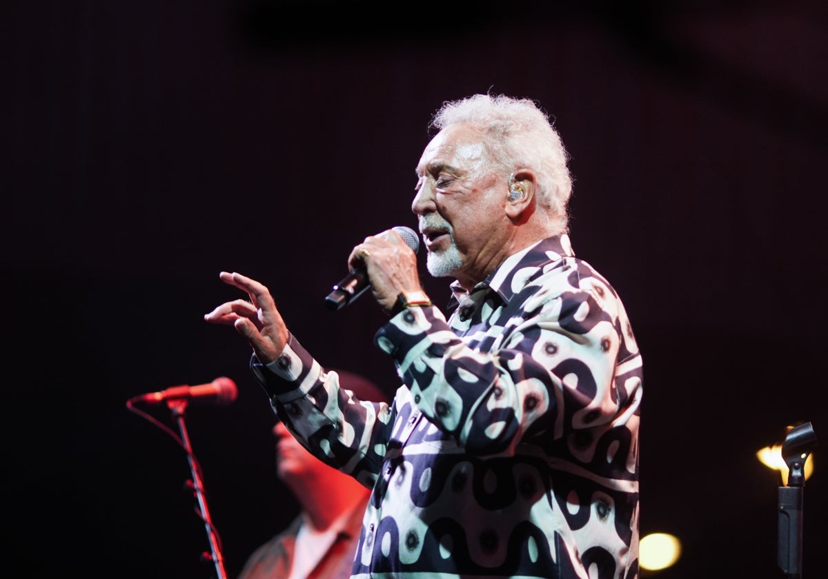 Tom Jones sobre el escenario del Tío Pepe Festival