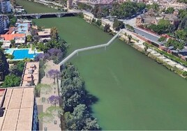 Los pilones de la pasarela de Altadis de Sevilla, obstáculos para los deportes acuáticos en el río Guadalquivir