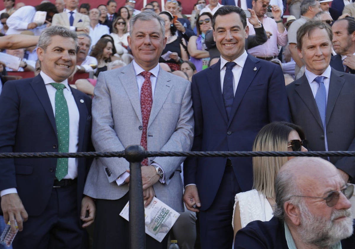 El presidente de la Junta de Andalucía, Juanma Moreno, entre Javier Cabrera, José Luis Sanz y Enrique Romero en la Maestranza