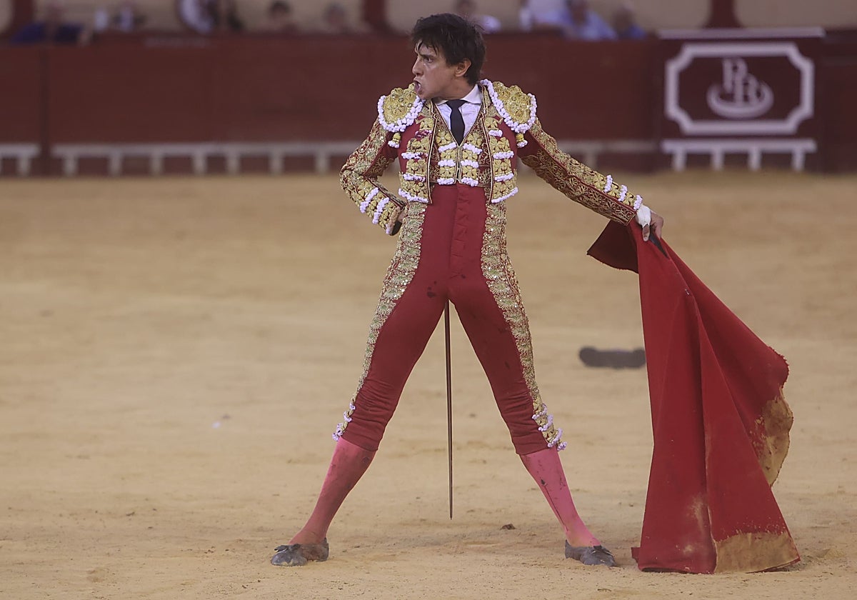 El torero peruano regresó al ruedo tras ser intervenido de su cornada de 18 centímetros
