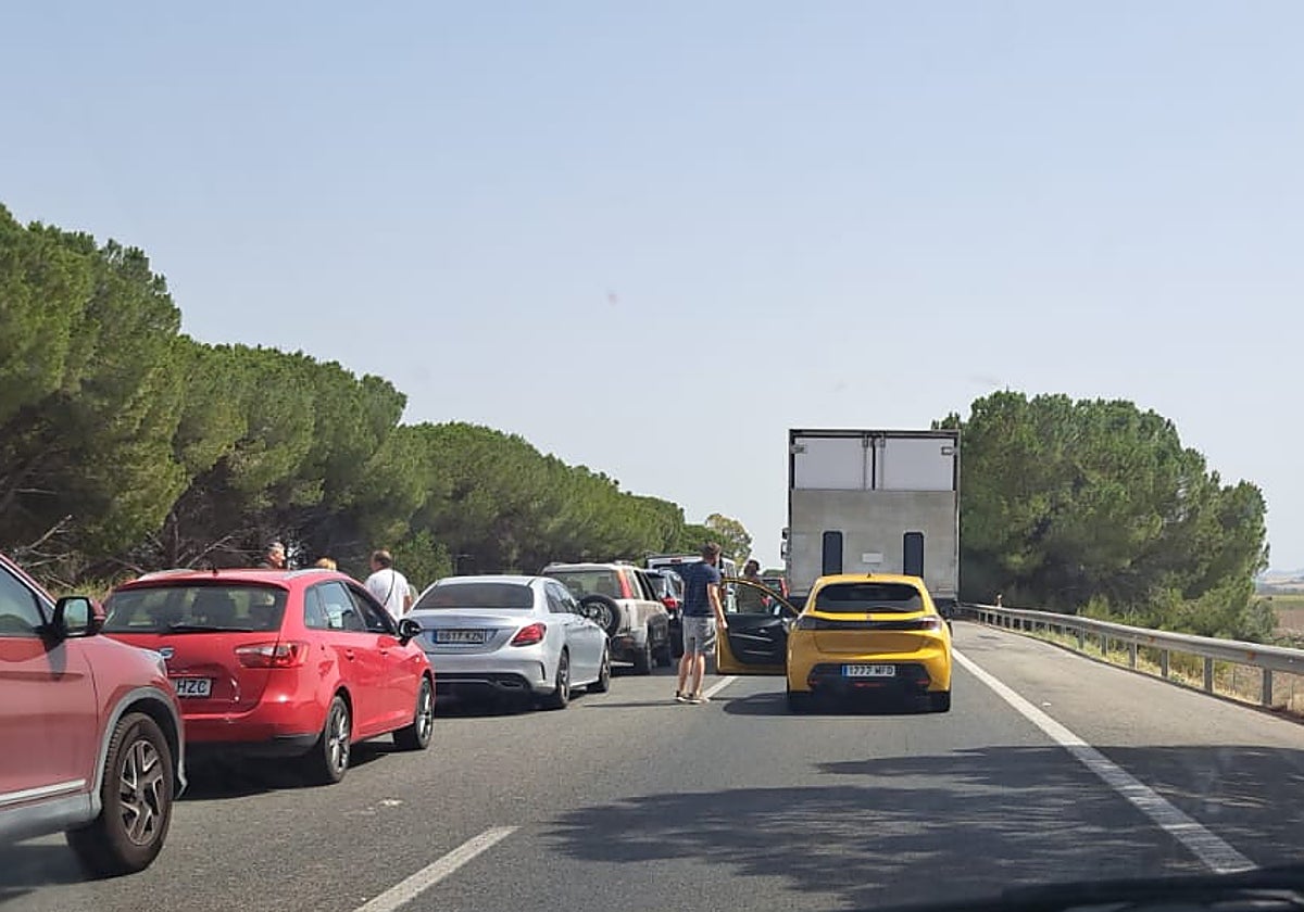 Colas kilométricas y personas bajadas de sus coches en la AP-4 Sevilla-Cádiz por el incendio de un camión