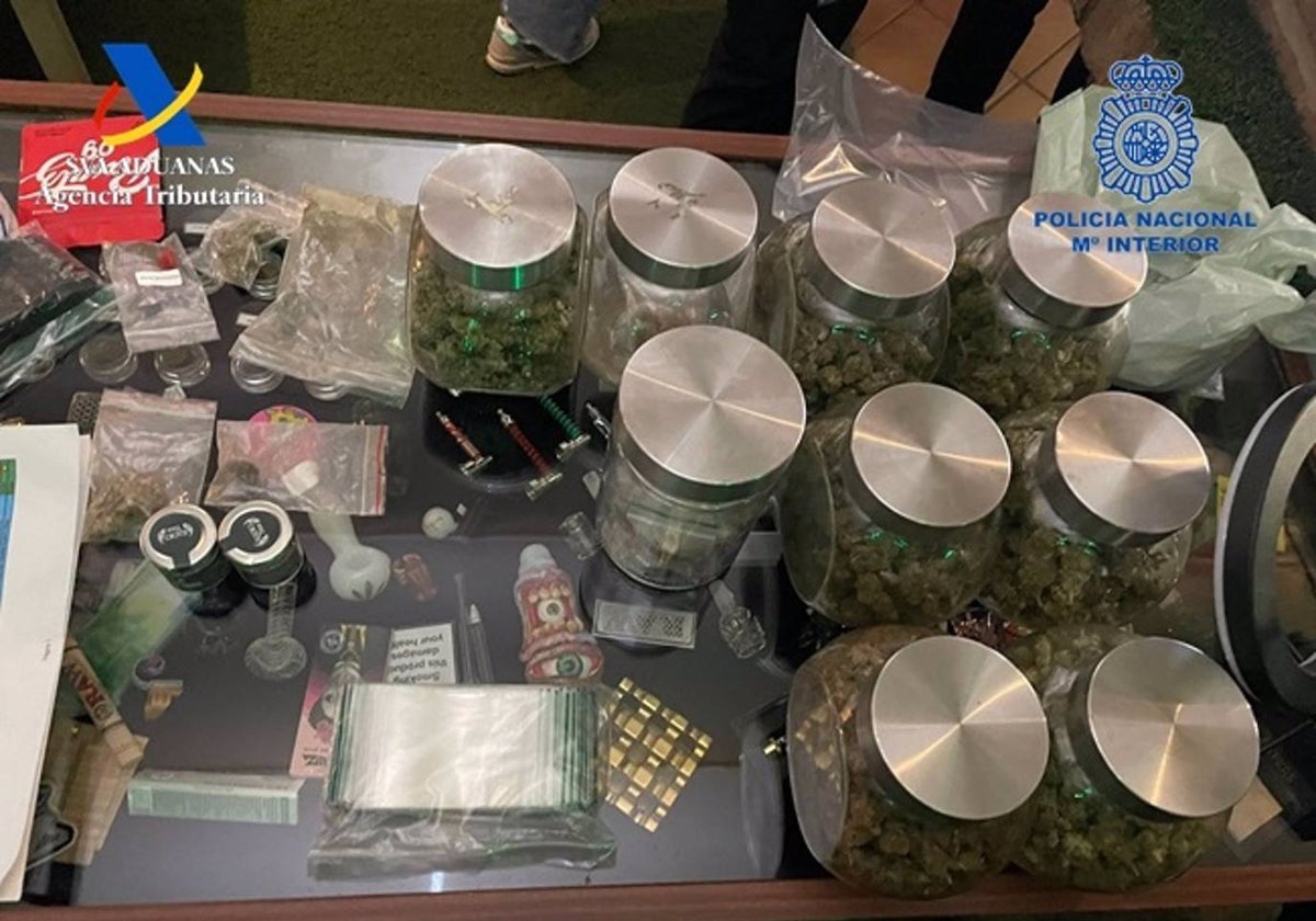 Material decomisado por los agentes de la Policía Nacional y la Agencia Tributaria en el club cannabico