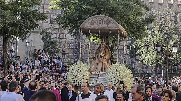 Procesión de la Virgen de los Reyes a su paso por la Plaza del Triunfo, el 15 de agosto de 2022