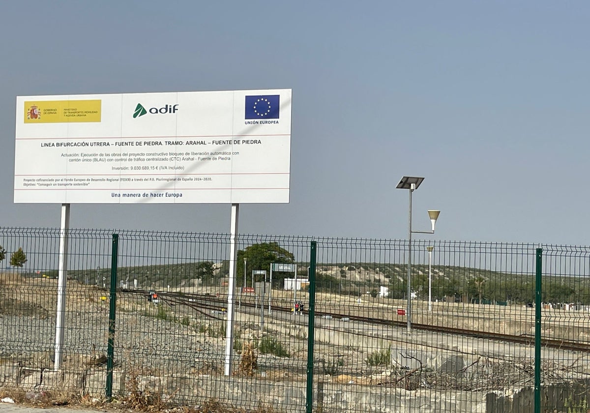 Cartel de las obras en la estación de Arahal