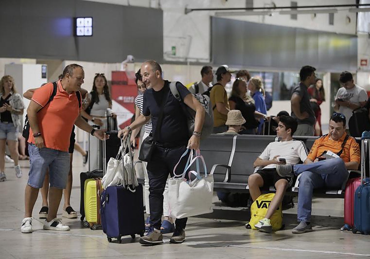 Pasajeros en el aeropuerto de Sevilla el pasado mes de julio