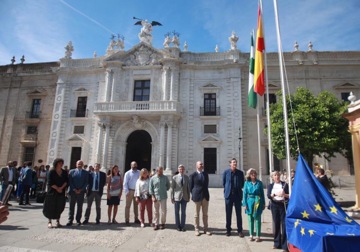 Un acto institucional ante el Rectorado de la Universidad de Sevilla