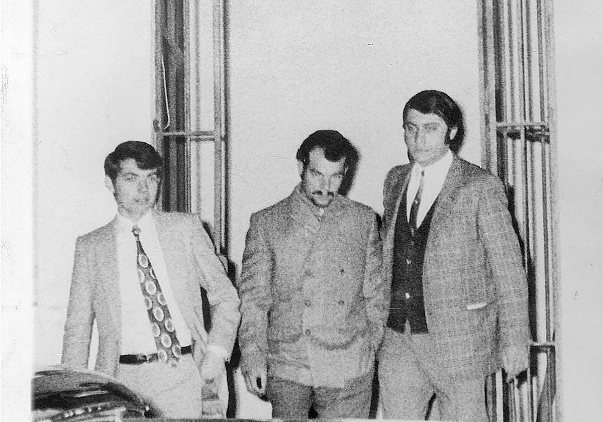 El 'Arropiero', en el centro, acompañado por un inspector de la comisaría de El Puerto de Santa María, antes de ser trasladado a Sevilla