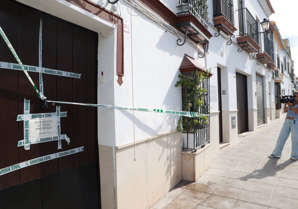 La Guardia Civil precintó la vivienda numero 58 de la calle Mancilla de Osuna tras los hallazgos de los cadáveres