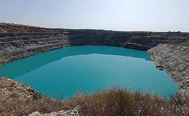 La corta de Los Frailes luce un color celeste a diferencia de la de Aznalcóllar, que es más oscura