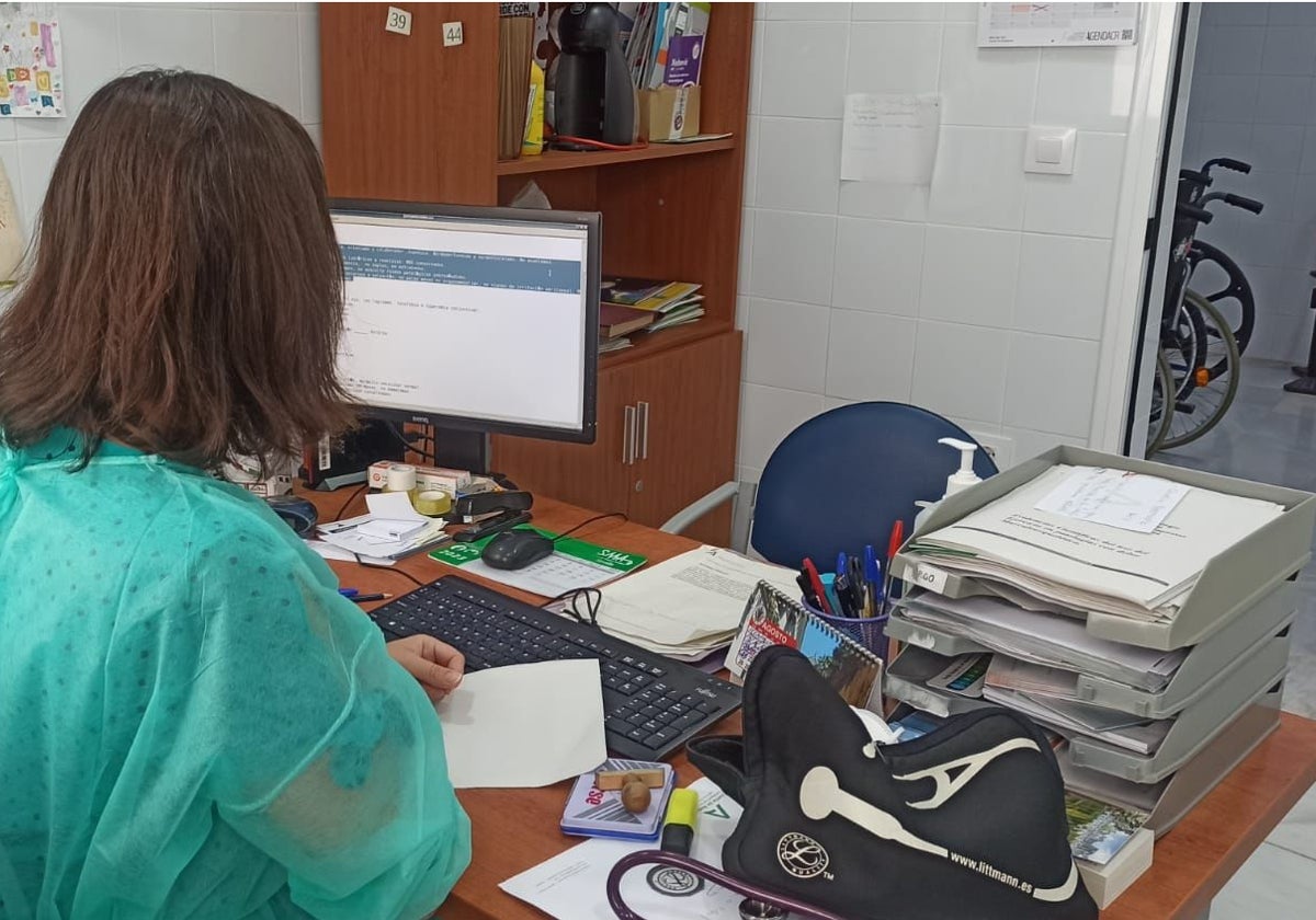 Una médico de familia de Sevilla en la consulta de su centro de salud