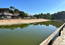 La playa de San Nicolás se tiñe de verde y se queda sin bañistas y chiringuitos este verano