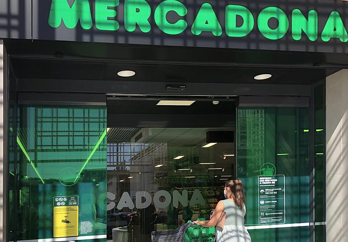 Entrada de uno de los locales de Mercadona