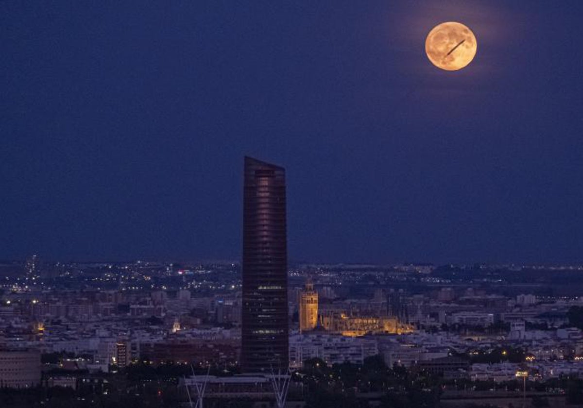 Momento del paso del objeto por la superluna sobre Sevilla