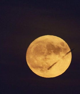 Imagen secundaria 2 - Secuencia del 'objeto' que cruzó la superluna la pasada noche 