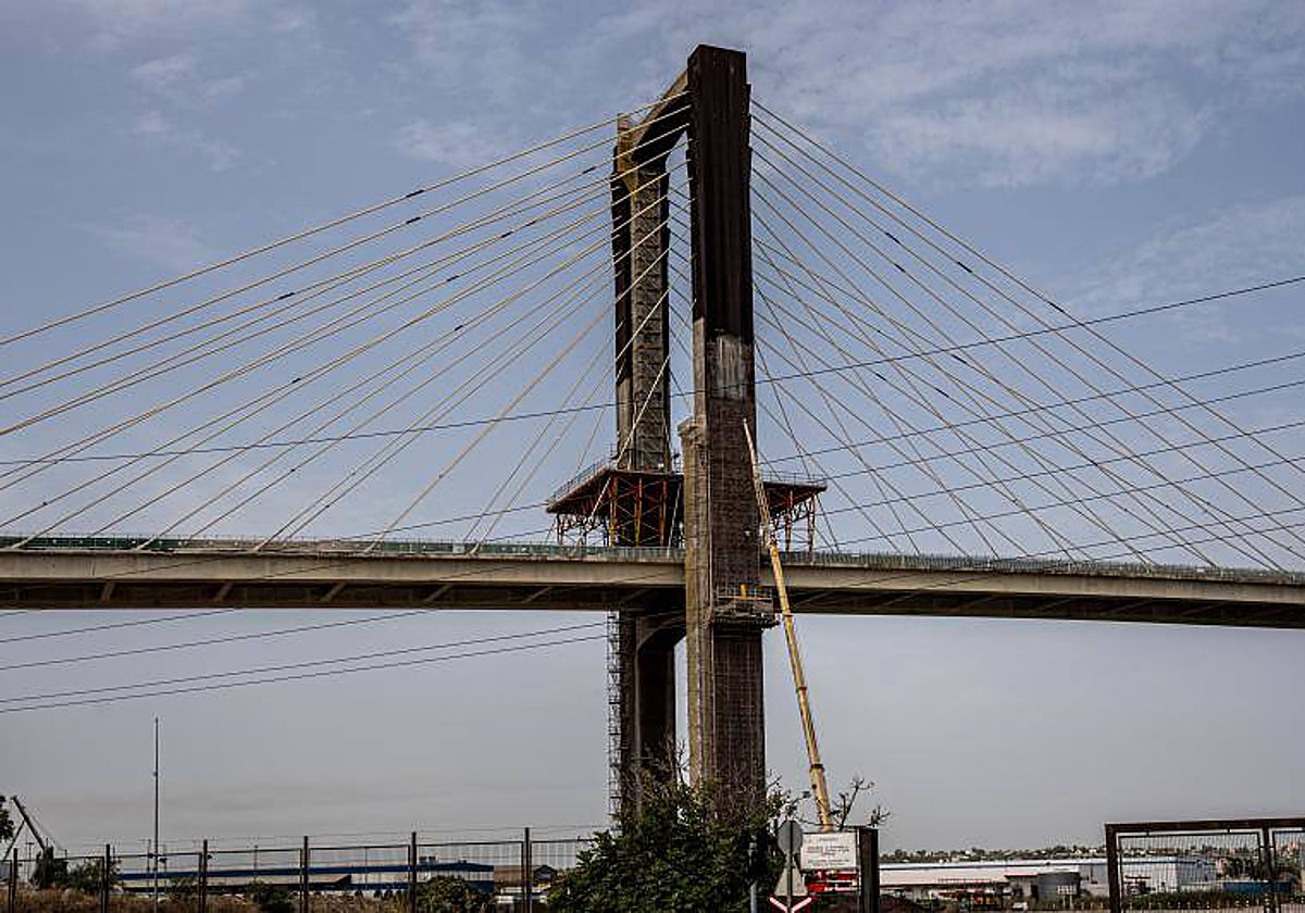 Vistas del puente del Centenario donde se está realizando obras de sustitución de tirantes