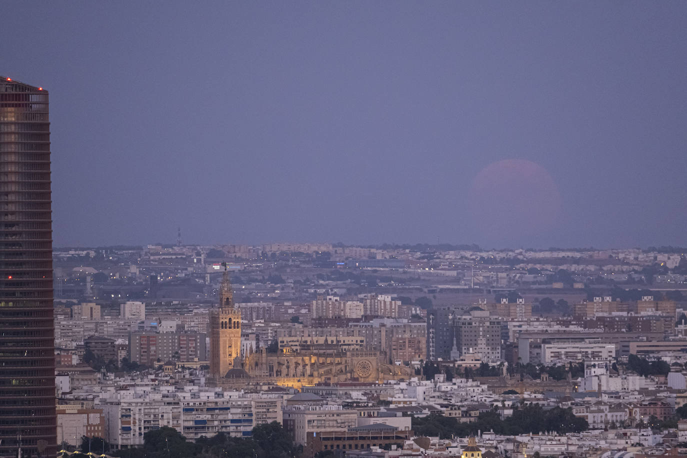 En imágenes, la belleza de la Súperluna azul en Sevilla