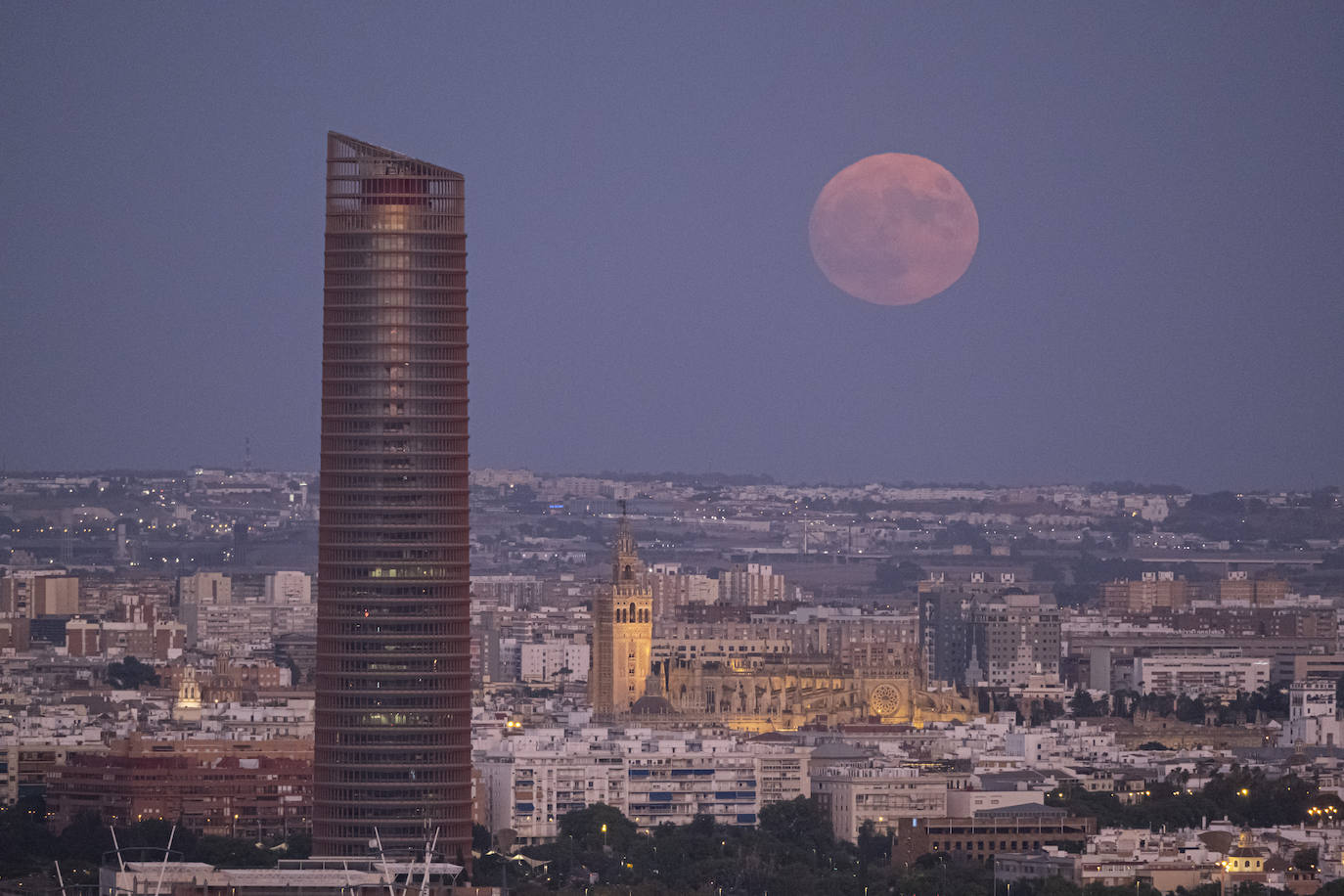 En imágenes, la belleza de la Súperluna azul en Sevilla