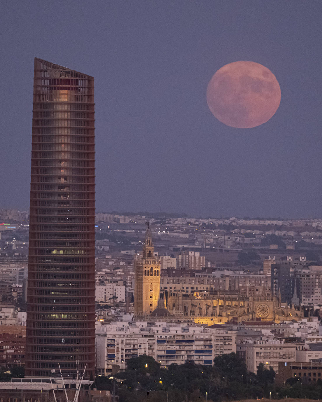 En imágenes, la belleza de la Súperluna azul en Sevilla