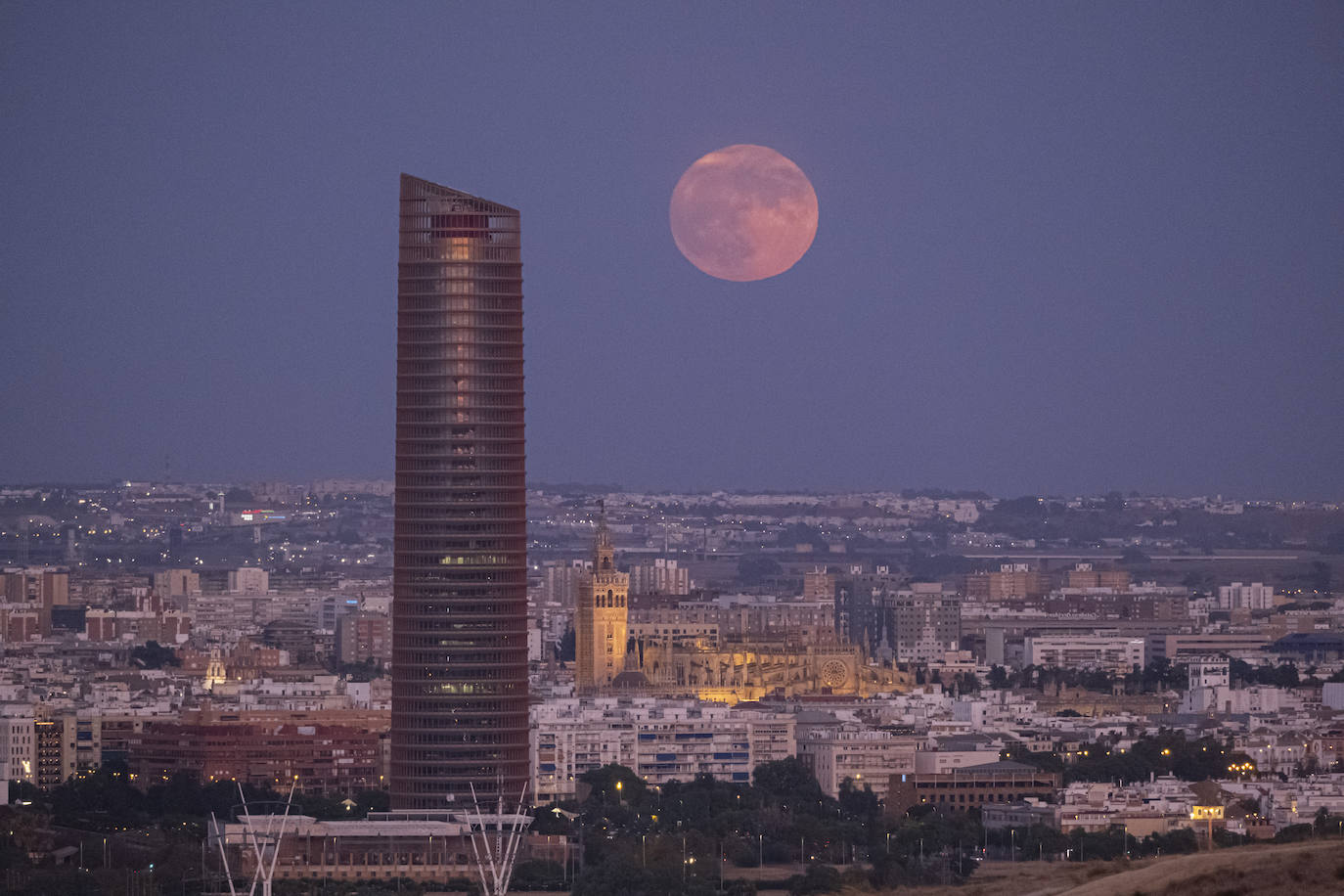 En imágenes, la belleza de la Súperluna azul en Sevilla