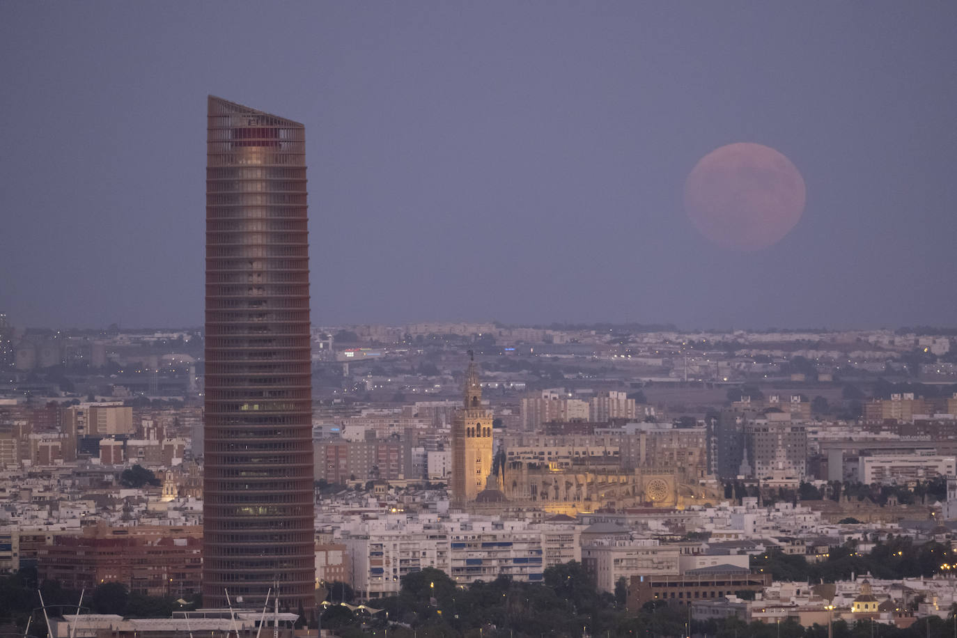 En imágenes, la belleza de la Súperluna azul en Sevilla